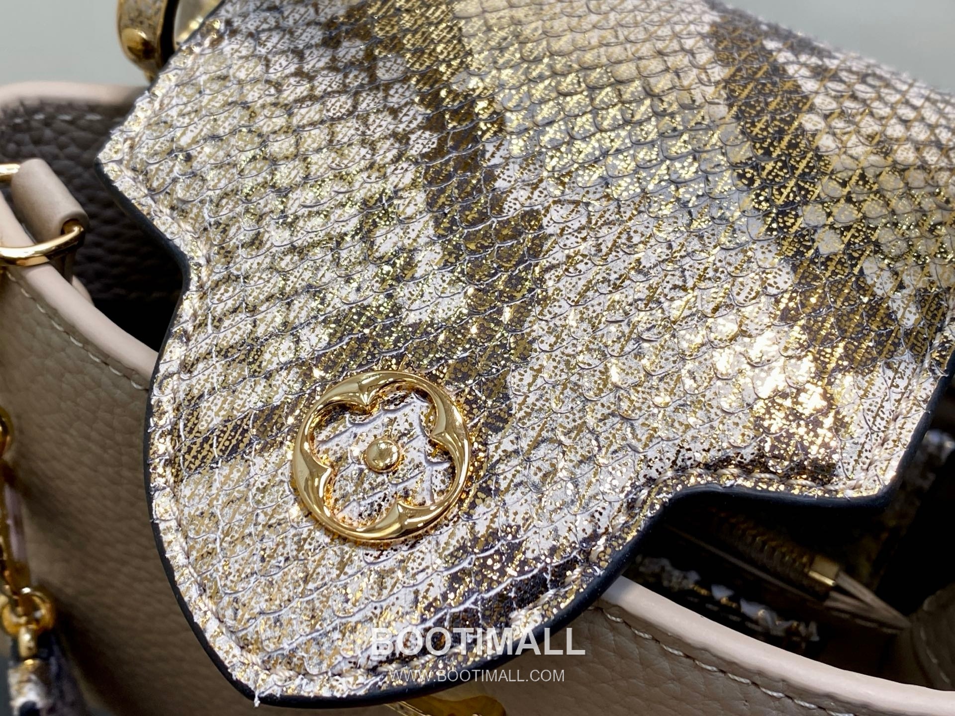 Louis Vuitton Capucines Mini Taurillon Leather Top Handle Bag with Python Trim Chain Detail 루이비통 카퓌신 미니 타우릴론 레더 탑핸들백 M89369 21cm 8
