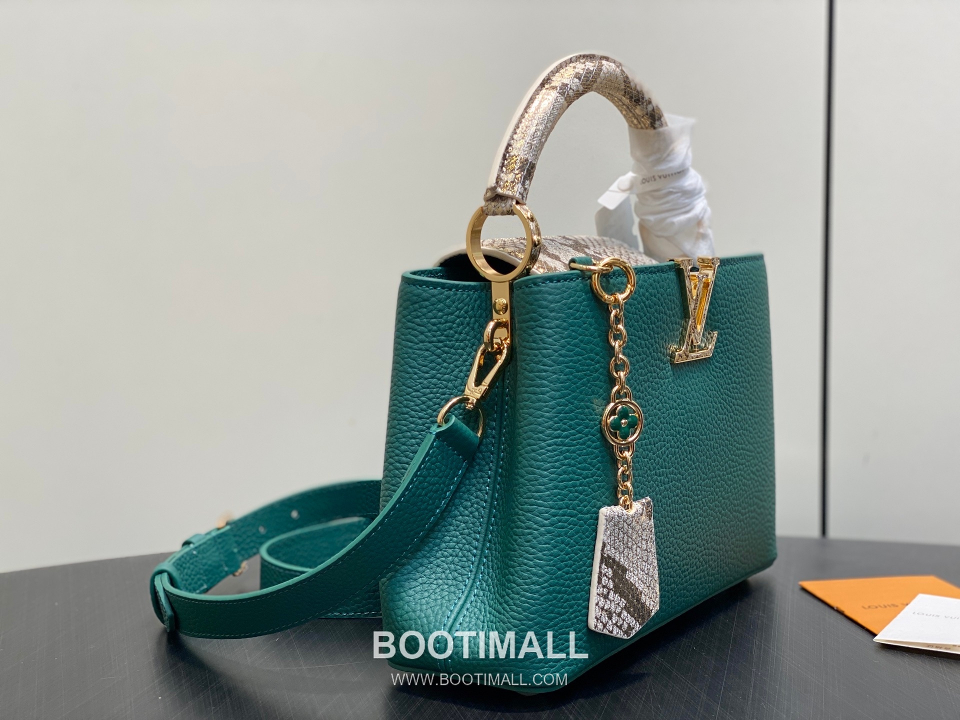 Louis Vuitton Capucines BB Taurillon Leather Top Handle Bag with Python Trim Chain Detail 루이비통 카퓌신 BB 타우릴론 레더 탑핸들백 M89369 27cm 2