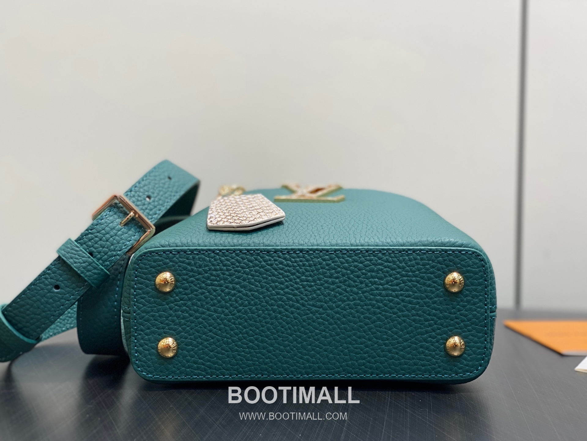 Louis Vuitton Capucines Mini Taurillon Leather Top Handle Bag with Python Trim Chain Detail 루이비통 카퓌신 미니 타우릴론 레더 탑핸들백 M89369 21cm 4