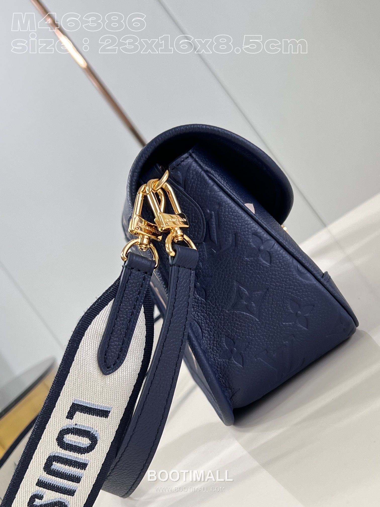 Louis Vuitton Diane Monogram Empreinte Calfskin Leather Shoulder Bag with Strap Detail 루이비통 디안느 모노그램 앙프렝뜨 카프스킨 레더 숄더백 M46386 23cm 3