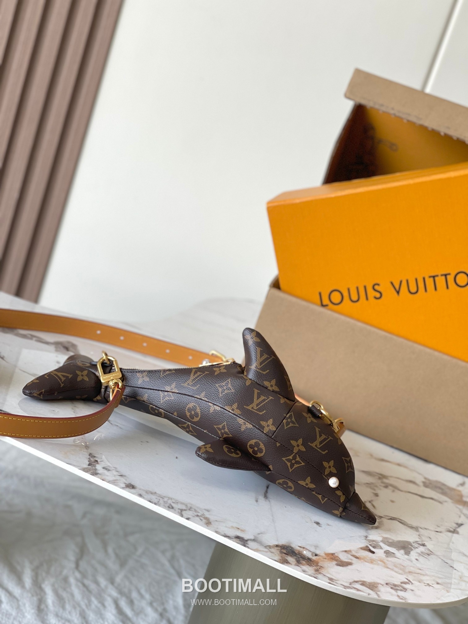 Louis Vuitton Dolphin Monogram Canvas Duffle Bag with Handle Strap Detail 루이비통 돌핀 모노그램 캔버스 더플백 M14963 38cm 9