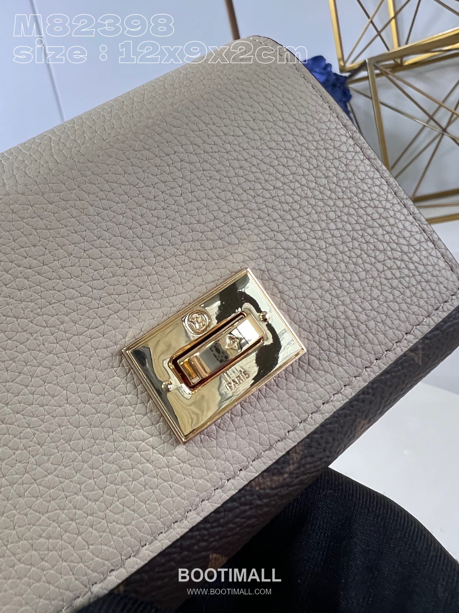 Louis Vuitton Victorine On My Side Monogram Canvas Calfskin Leather Wallet with Flap Lock Detail 루이비통 빅토린 온마이사이드 모노그램 캔버스 카프스킨 레더 반지갑 M82398 12cm 2