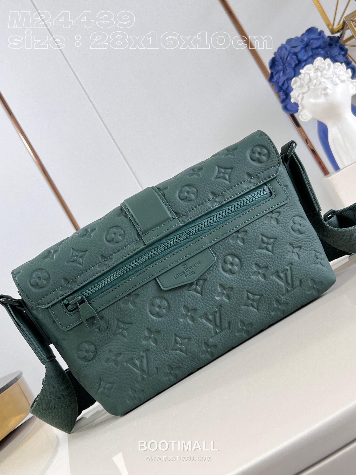 Louis Vuitton S-Cape Taurillon Leather Messenger Bag with S-Lock Strap Detail 루이비통 에스케이프 타우릴론 레더 메신저백 M24439 28cm 4