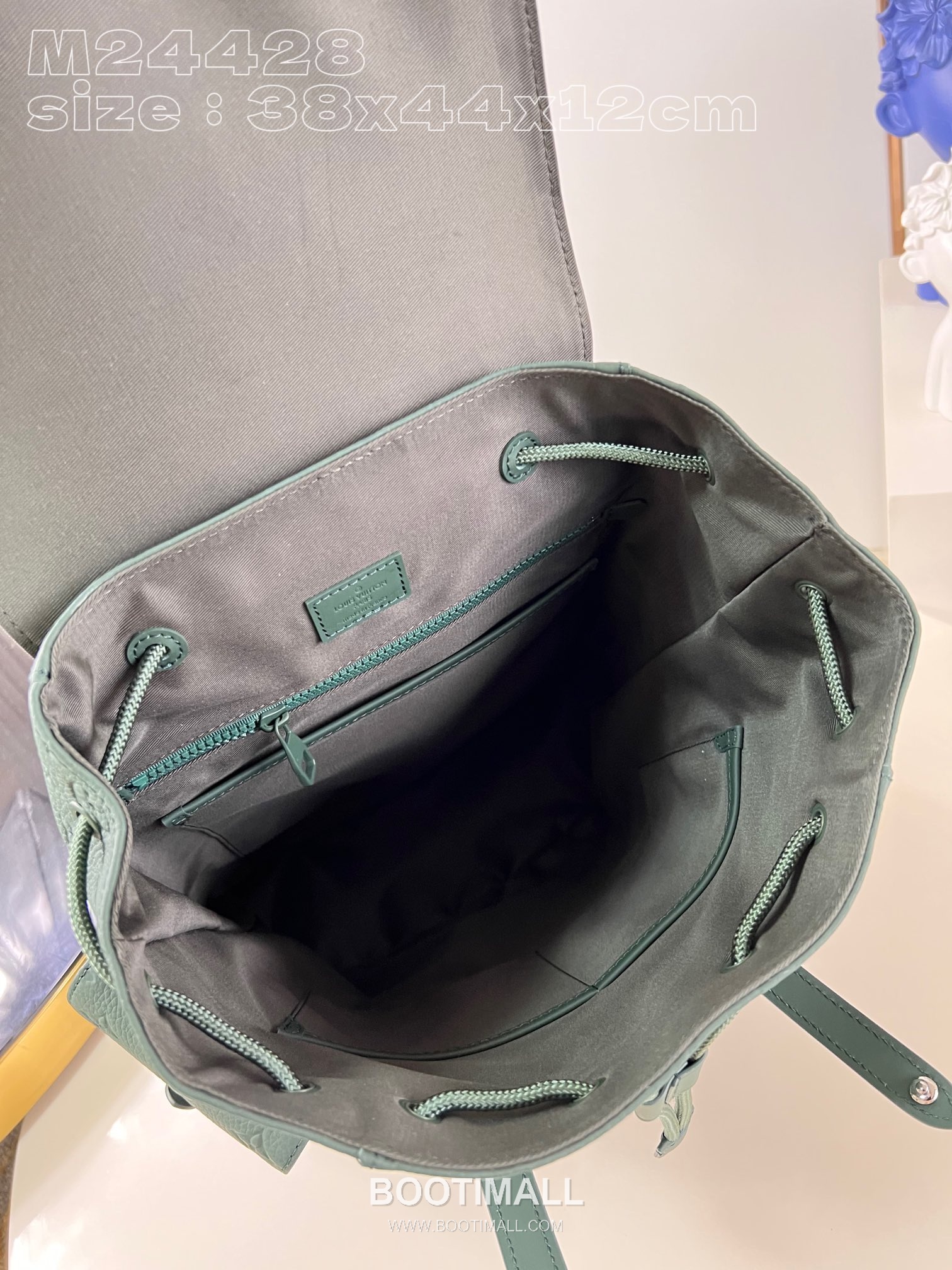 Louis Vuitton Christopher Taurillon Leather Backpack with Flap Pocket Strap Detail 루이비통 크리스토퍼 타우릴론 레더 백팩 M24428 38cm 8