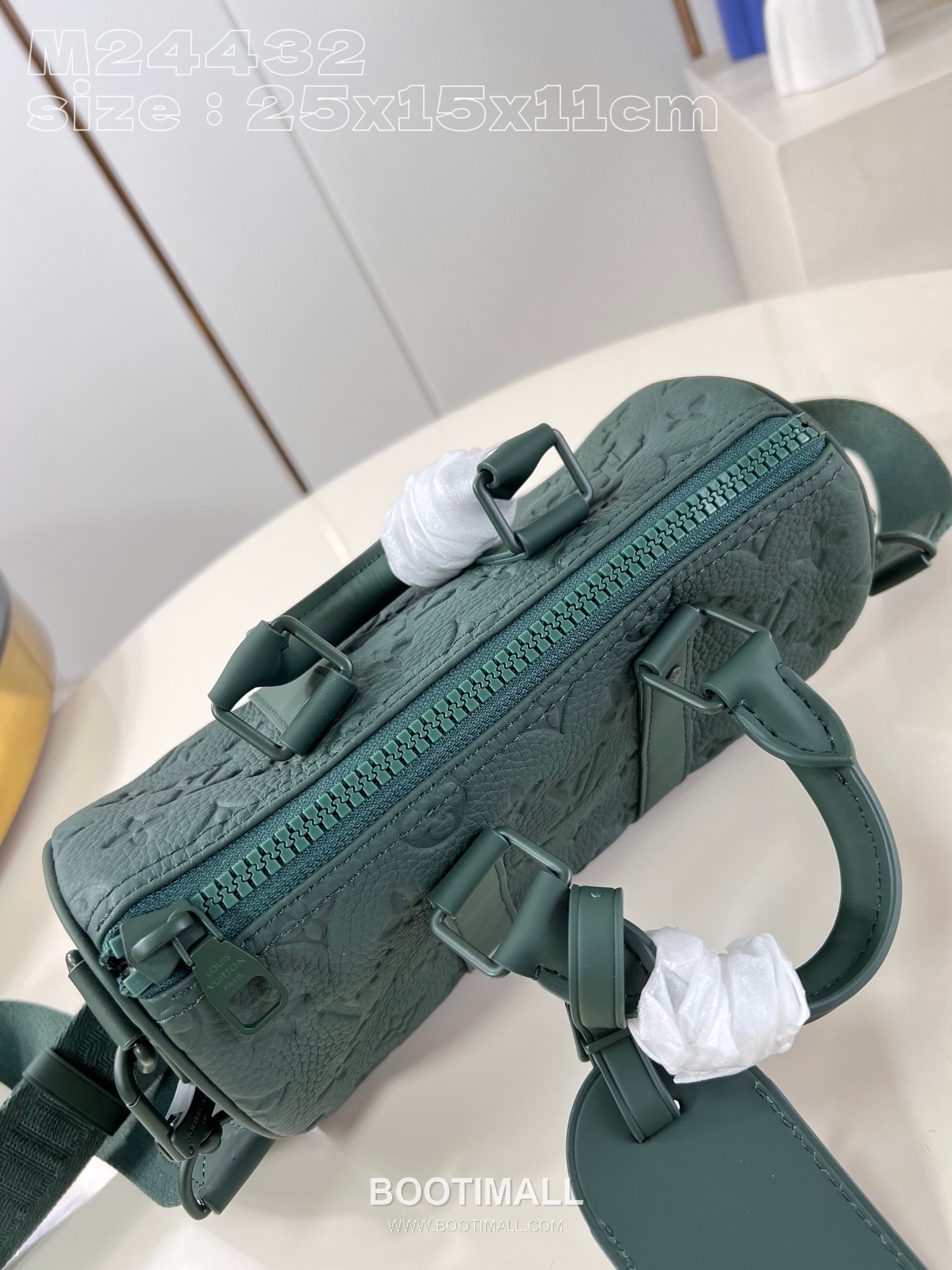 Louis Vuitton Keepall Bandoulière 25 Taurillon Leather Duffle Bag with Strap Logo Detail 루이비통 키폴 반둘리에 25 타우릴론 레더 더플백 M24432 25cm 7