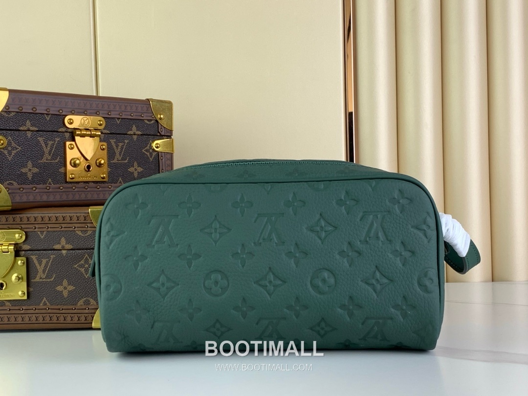 Louis Vuitton Dopp Kit Taurillon Leather Toiletry Bag with Double Zip Wide Opening Detail 루이비통 도프 키트 타우릴론 레더 토일레트리백 M24442 28cm 3