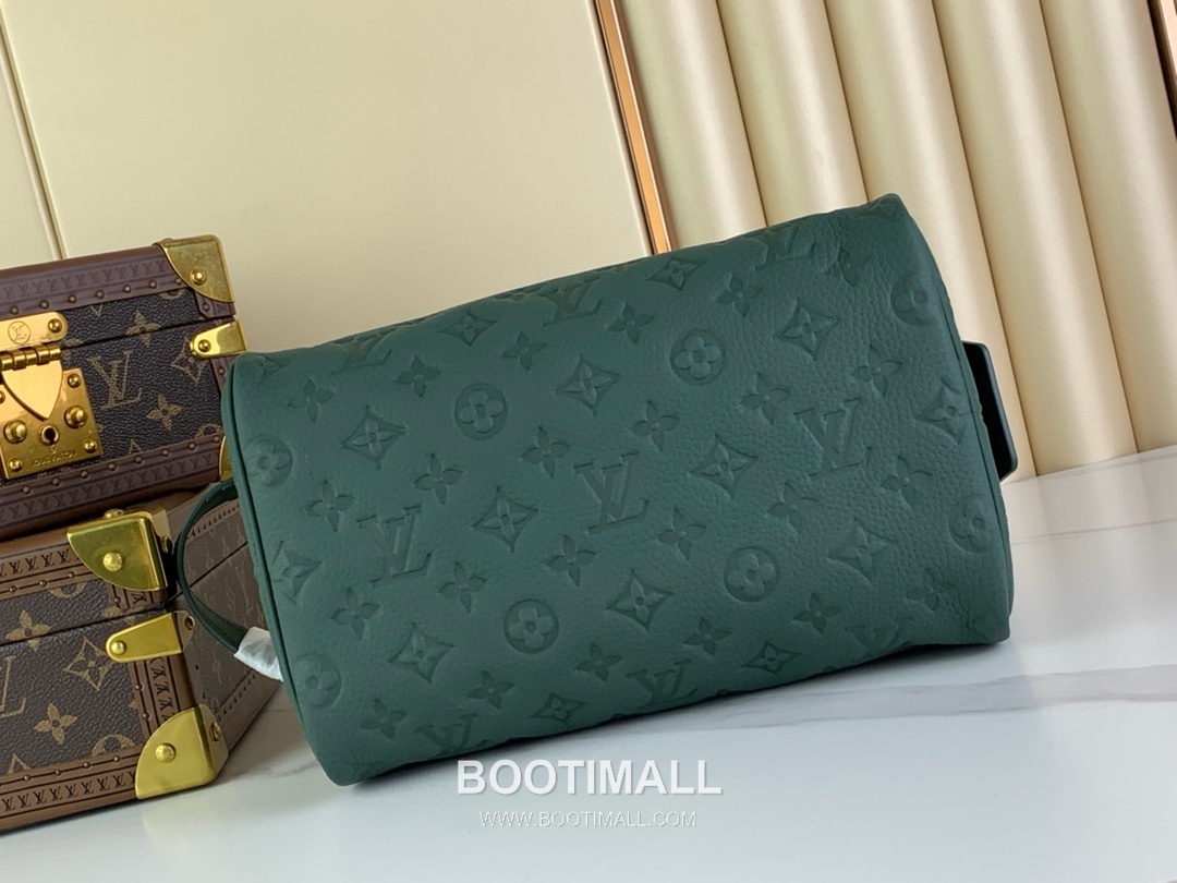 Louis Vuitton Dopp Kit Taurillon Leather Toiletry Bag with Double Zip Wide Opening Detail 루이비통 도프 키트 타우릴론 레더 토일레트리백 M24442 28cm 4