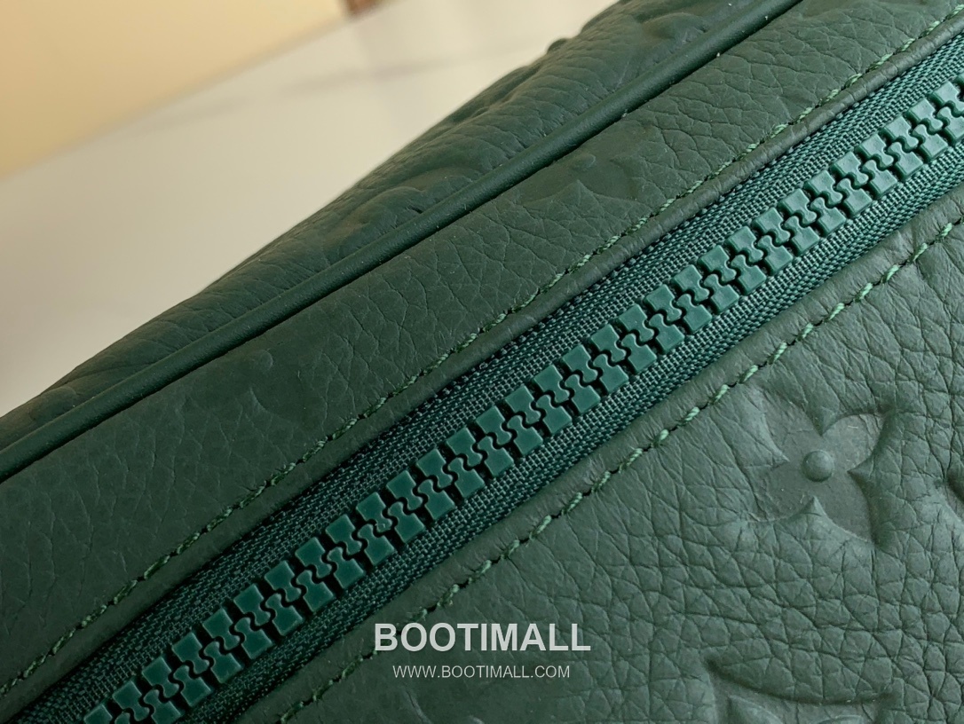 Louis Vuitton Dopp Kit Taurillon Leather Toiletry Bag with Double Zip Wide Opening Detail 루이비통 도프 키트 타우릴론 레더 토일레트리백 M24442 28cm 5