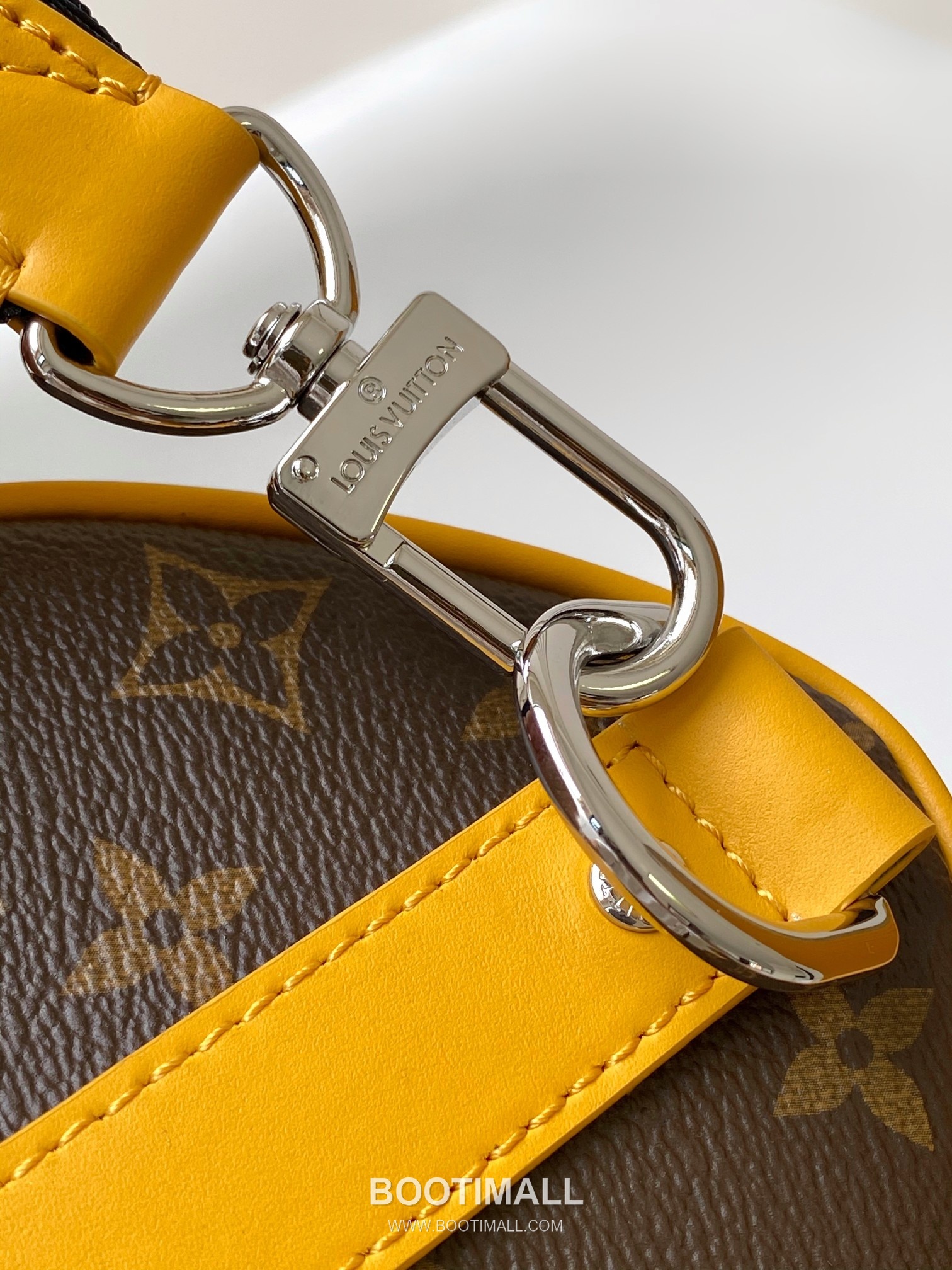 Louis Vuitton Keepall Bandoulière 35 Monogram Eclipse Canvas Duffle Bag with Strap Name Tag Detail 루이비통 키폴 반둘리에 35 모노그램 이클립스 캔버스 더플백 M13201 34cm 8