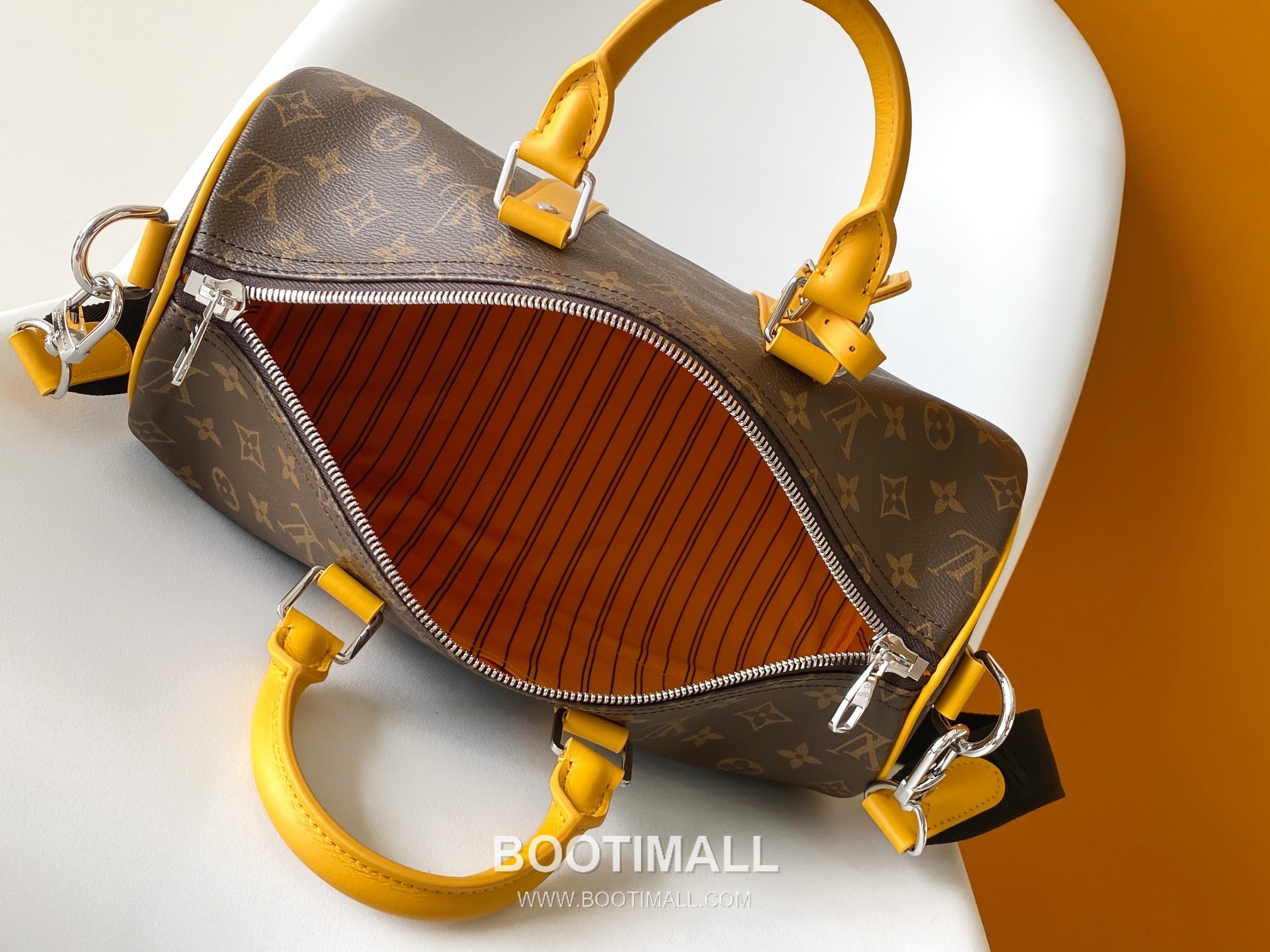 Louis Vuitton Keepall Bandoulière 35 Monogram Eclipse Canvas Duffle Bag with Strap Name Tag Detail 루이비통 키폴 반둘리에 35 모노그램 이클립스 캔버스 더플백 M13201 34cm 9