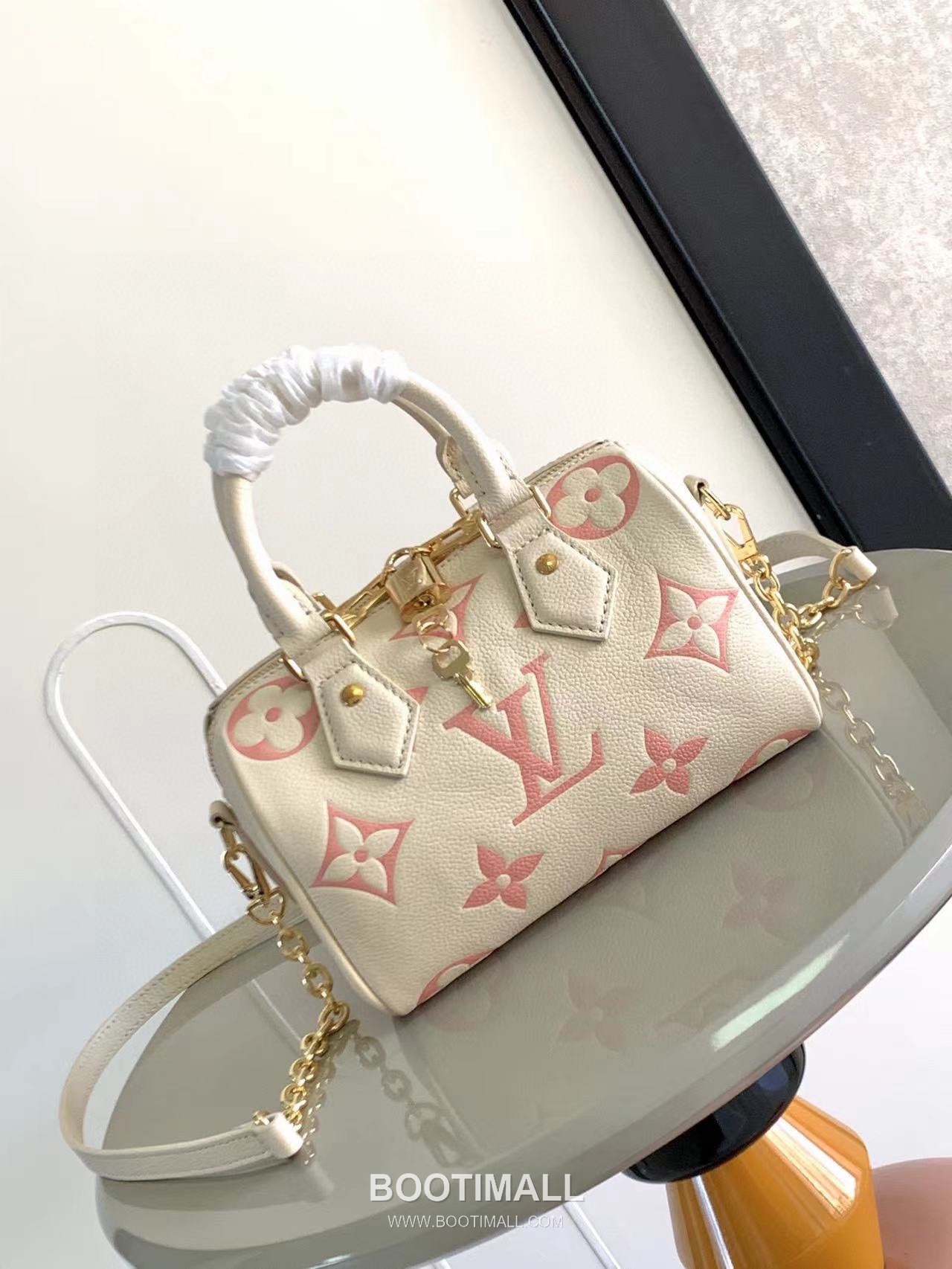 Louis Vuitton Speedy Bandoulière 20 Calfskin Leather Duffle Bag with Chain Strap Lock Detail 루이비통 스피디 반둘리에 20 카프스킨 레더 더플백 M46575 20.5cm 1