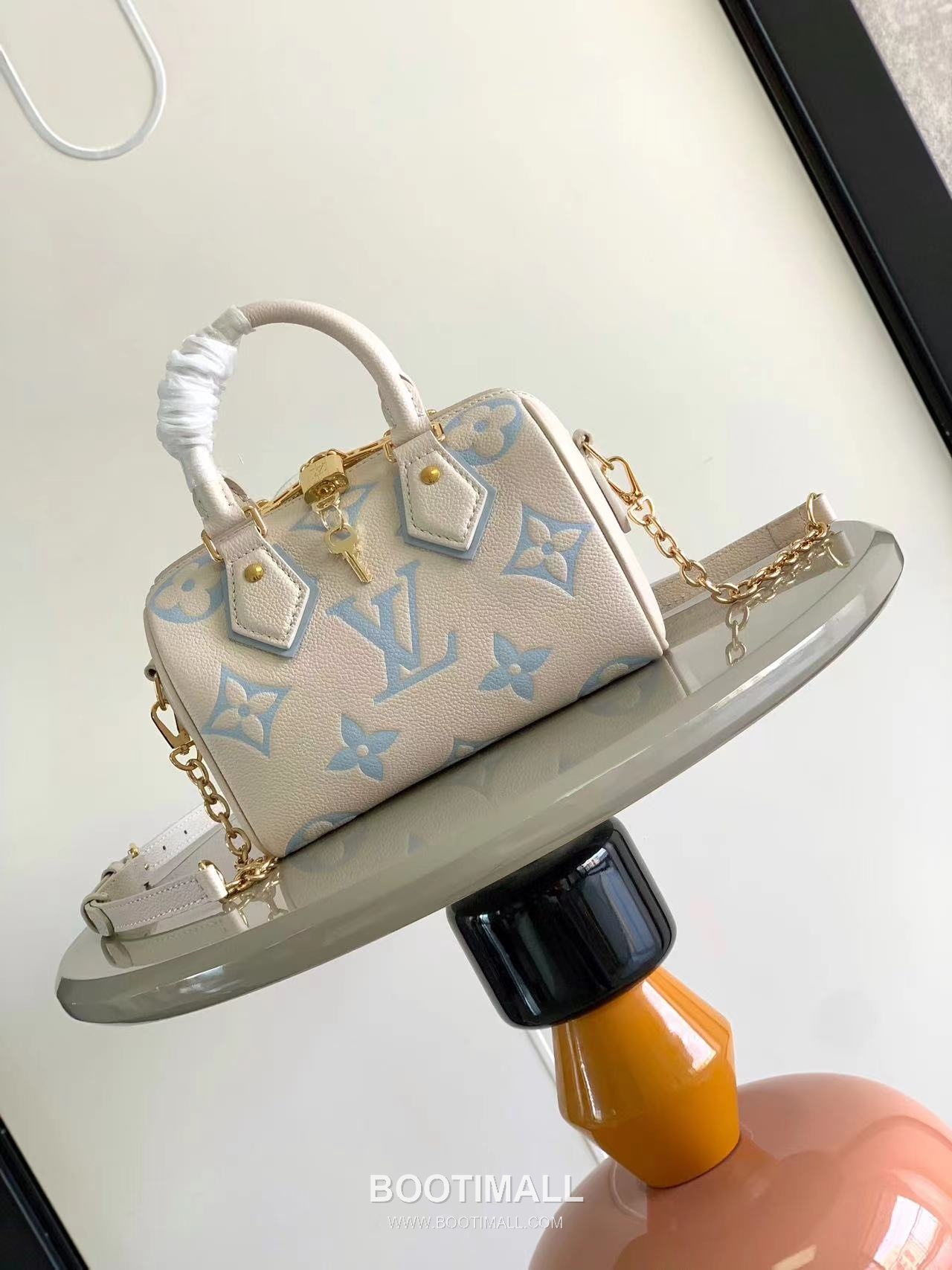 Louis Vuitton Speedy Bandoulière 20 Calfskin Leather Duffle Bag with Chain Strap Lock Detail 루이비통 스피디 반둘리에 20 카프스킨 레더 더플백 M46575 20.5cm 1