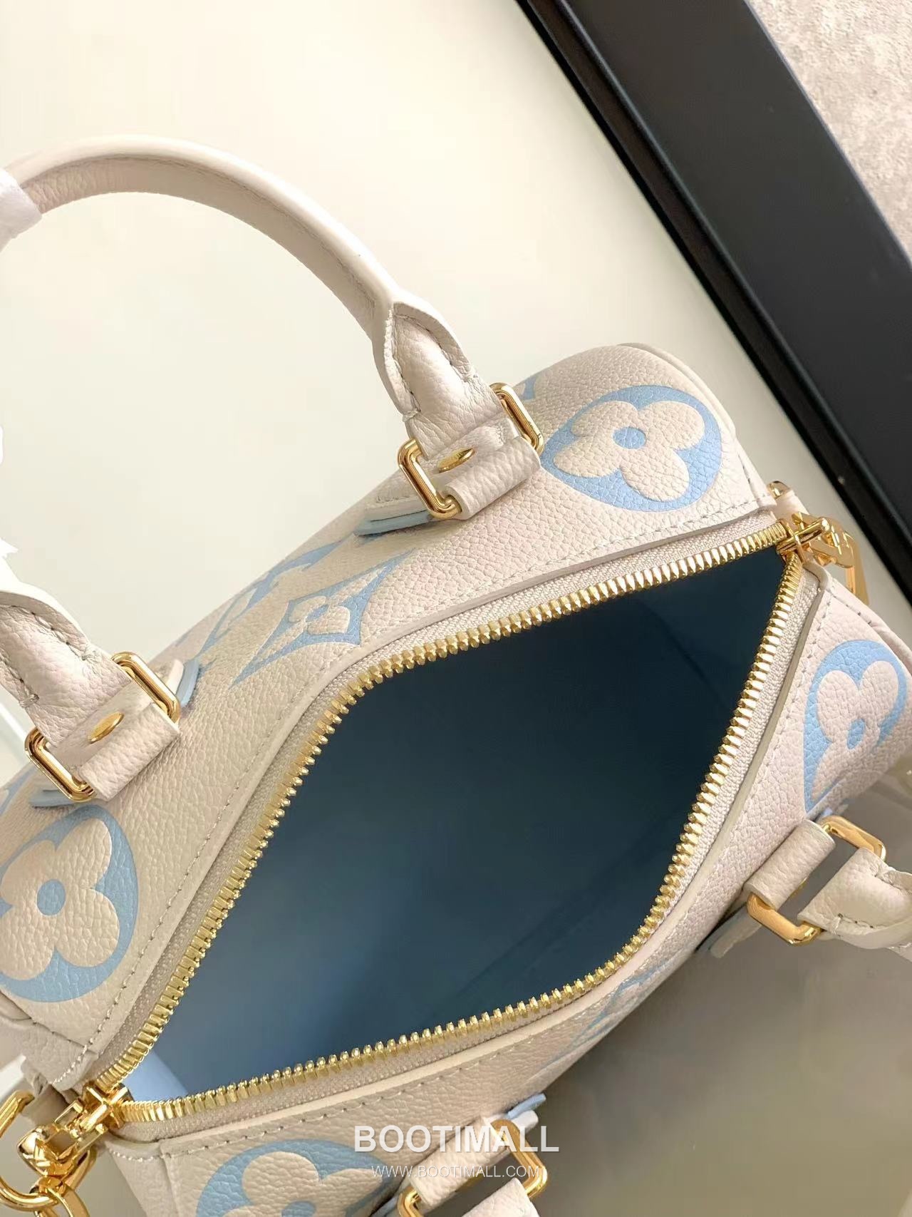 Louis Vuitton Speedy Bandoulière 20 Calfskin Leather Duffle Bag with Chain Strap Lock Detail 루이비통 스피디 반둘리에 20 카프스킨 레더 더플백 M46575 20.5cm 8