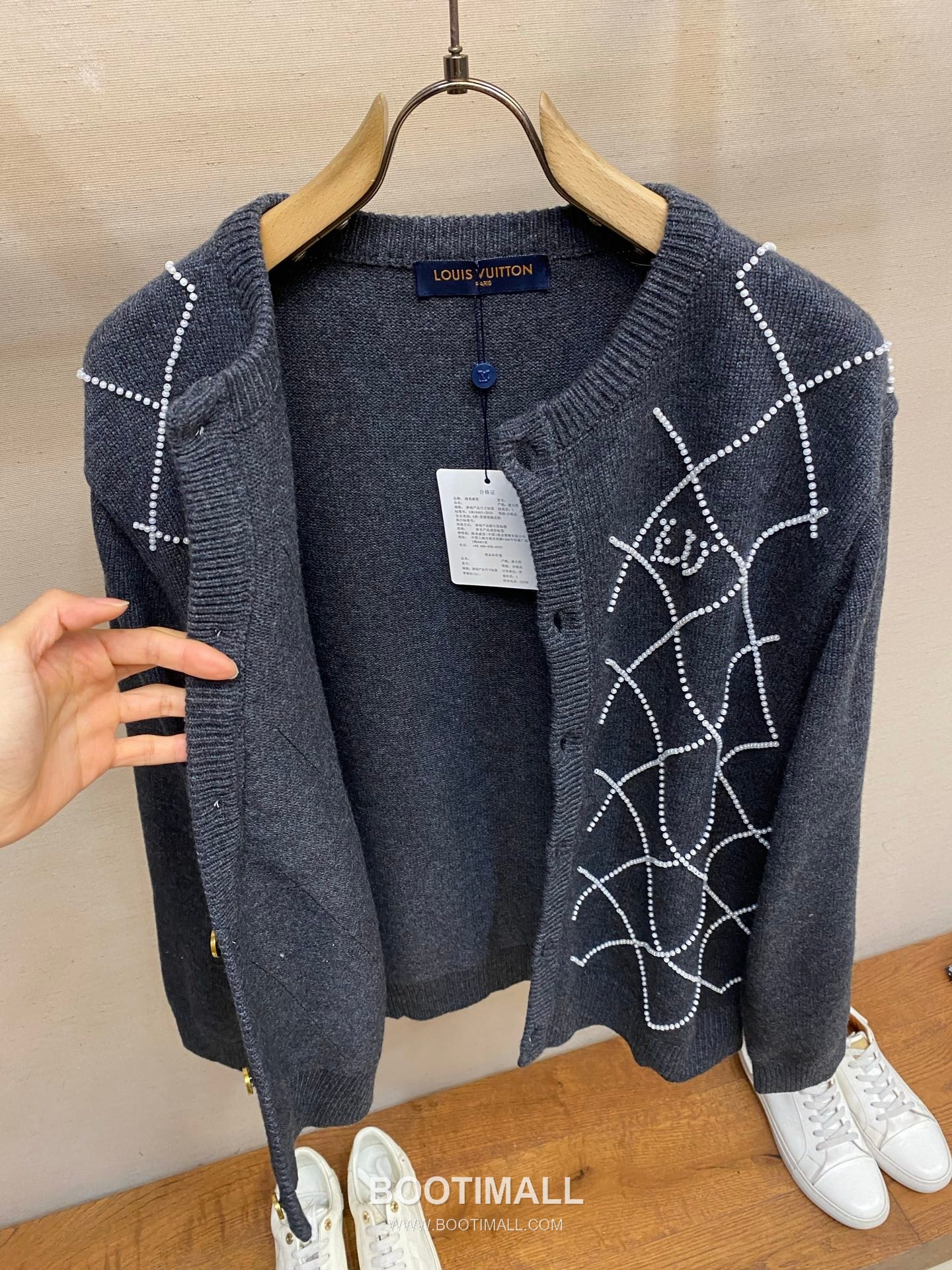 Louis Vuitton 2026SS Diamond Pattern Beaded Letter Cotton Blend Knit Cardigan 루이비통 2026SS 다이아몬드 패턴 핸드 비즈 레터 코튼 혼방 니트 가디건 12