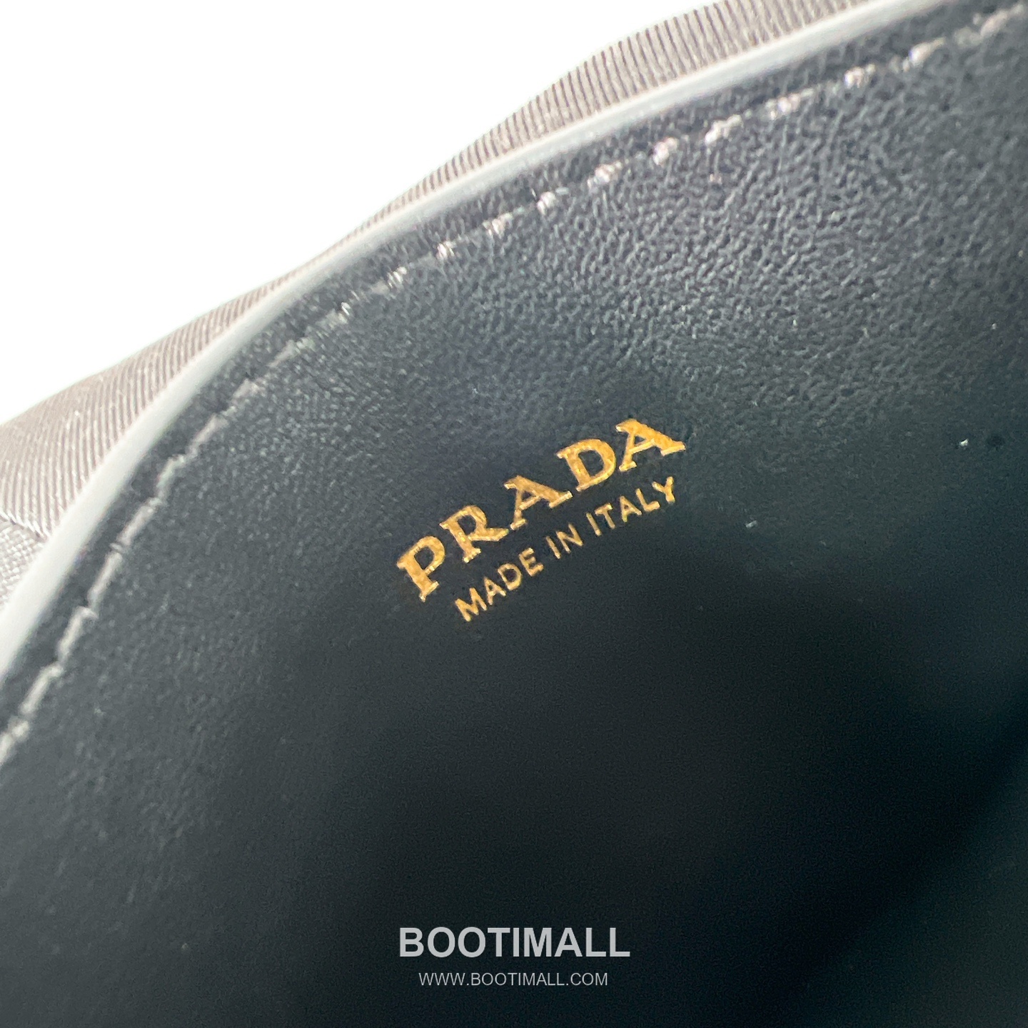 Prada Cross Grain Calfskin Leather Card Holder Wallet with Triangle Logo Detail 프라다 크로스그레인 카프스킨 레더 트라이앵글 로고 카드홀더 지갑 P398766022 10cm 10