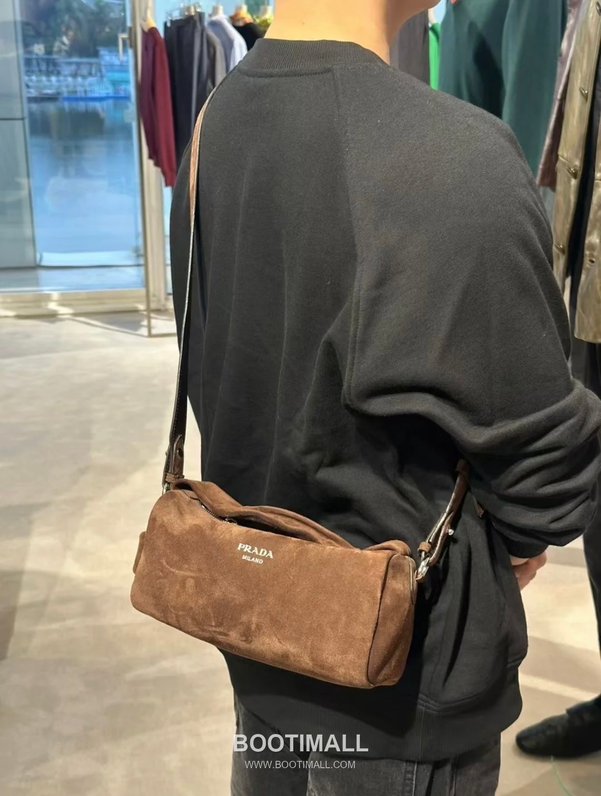 Prada Suede Leather Shoulder Tote Bag with Engraved Logo Detail 프라다 스웨이드 레더 인그레이브 로고 숄더 토트백 P3987660088 24cm 1