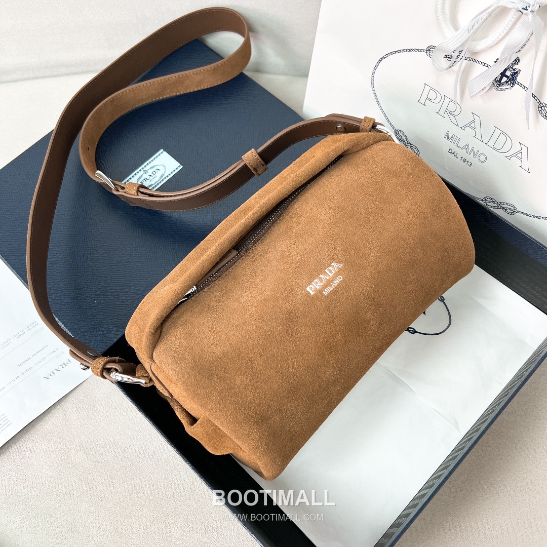 Prada Suede Leather Shoulder Tote Bag with Engraved Logo Detail 프라다 스웨이드 레더 인그레이브 로고 숄더 토트백 P3987660088 24cm 3
