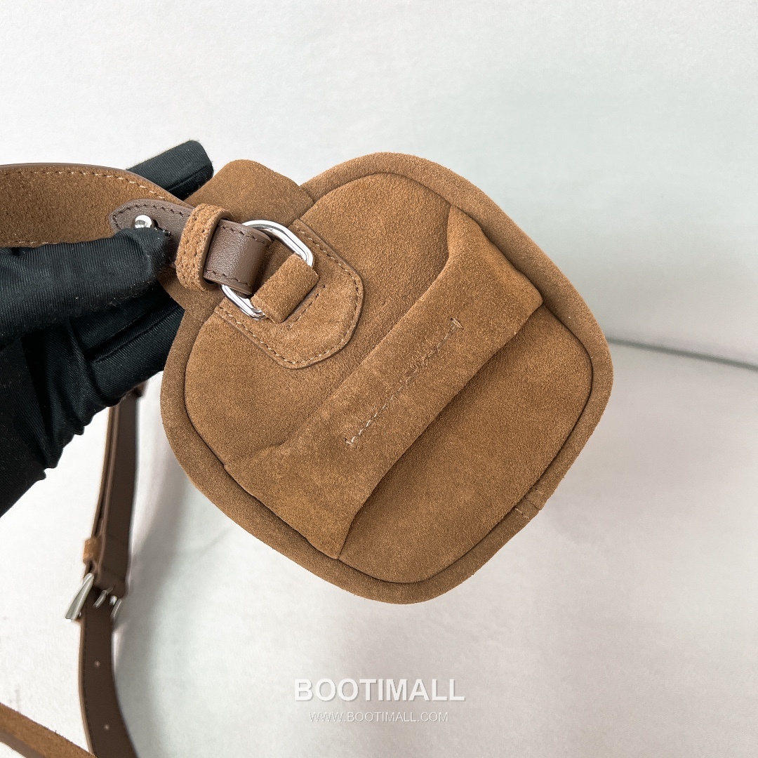 Prada Suede Leather Shoulder Tote Bag with Engraved Logo Detail 프라다 스웨이드 레더 인그레이브 로고 숄더 토트백 P3987660088 24cm 5