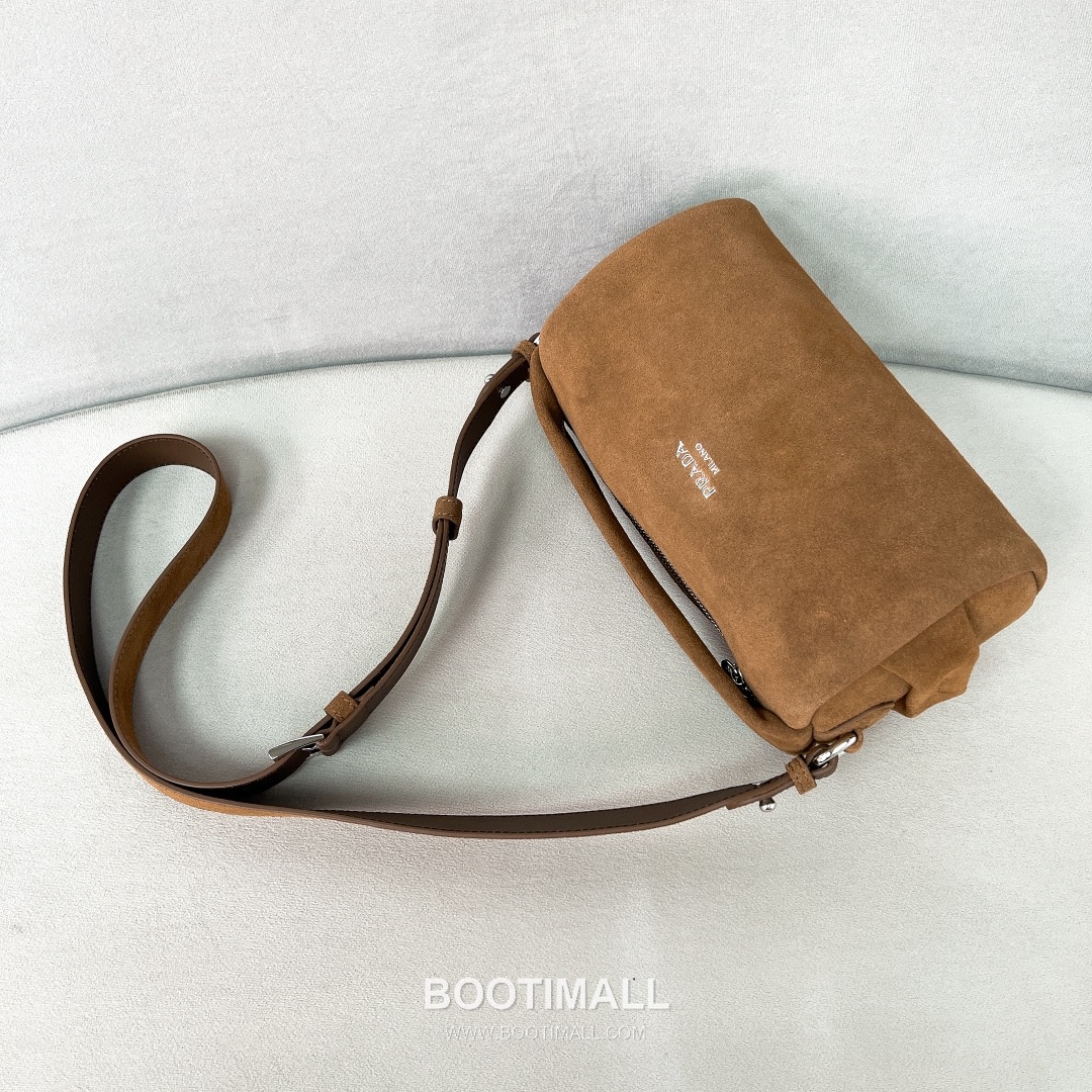Prada Suede Leather Shoulder Tote Bag with Engraved Logo Detail 프라다 스웨이드 레더 인그레이브 로고 숄더 토트백 P3987660088 24cm 7