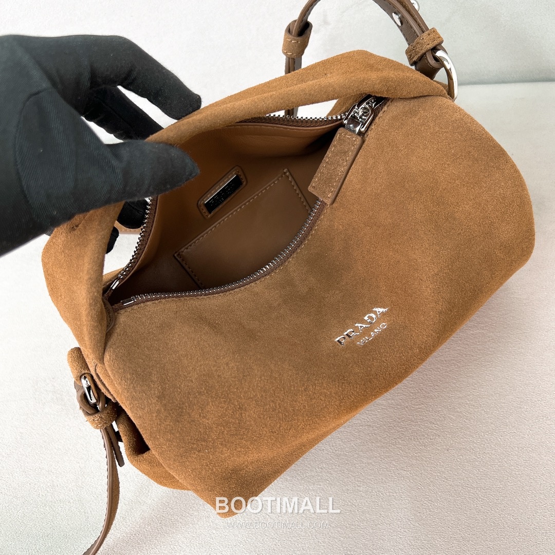Prada Suede Leather Shoulder Tote Bag with Engraved Logo Detail 프라다 스웨이드 레더 인그레이브 로고 숄더 토트백 P3987660088 24cm 10