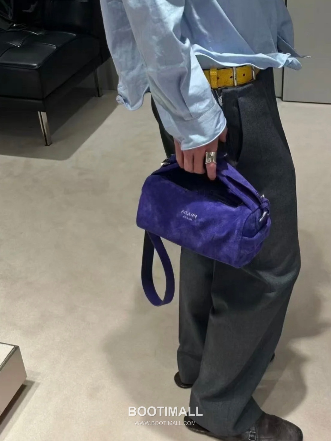 Prada Suede Leather Shoulder Tote Bag with Engraved Logo Detail 프라다 스웨이드 레더 인그레이브 로고 숄더 토트백 P3987660088 24cm 2