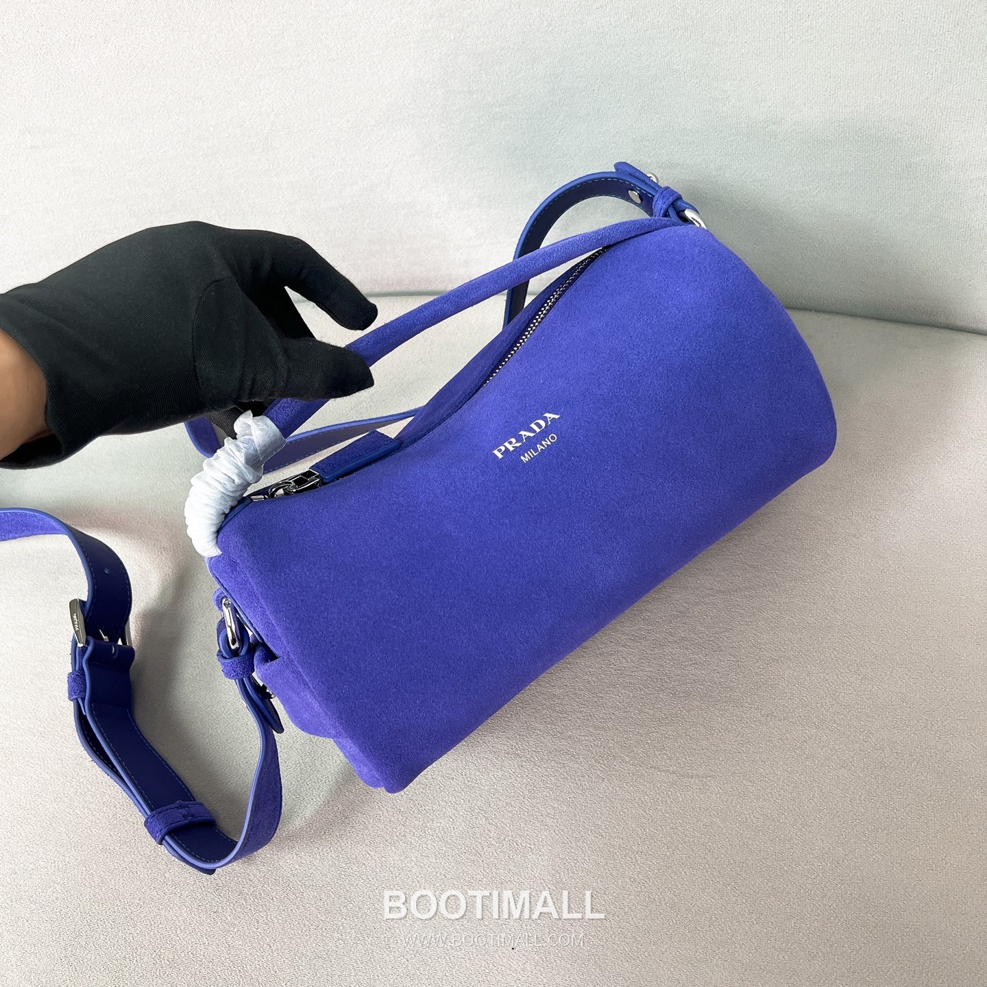 Prada Suede Leather Shoulder Tote Bag with Engraved Logo Detail 프라다 스웨이드 레더 인그레이브 로고 숄더 토트백 P3987660088 24cm 6