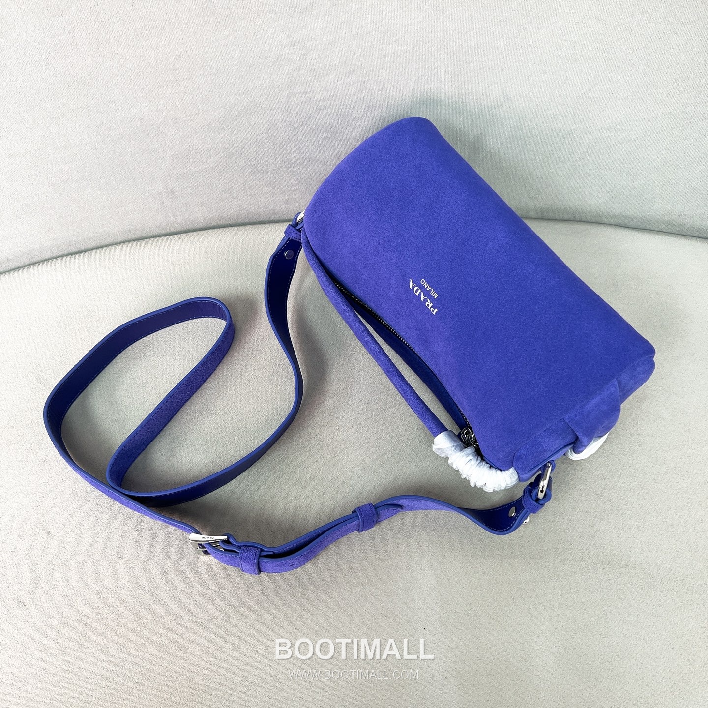 Prada Suede Leather Shoulder Tote Bag with Engraved Logo Detail 프라다 스웨이드 레더 인그레이브 로고 숄더 토트백 P3987660088 24cm 9