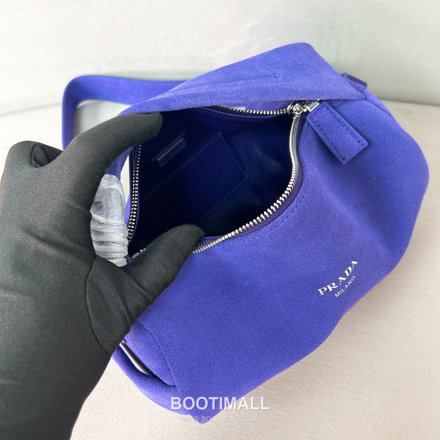 Prada Suede Leather Shoulder Tote Bag with Engraved Logo Detail 프라다 스웨이드 레더 인그레이브 로고 숄더 토트백 P3987660088 24cm 12