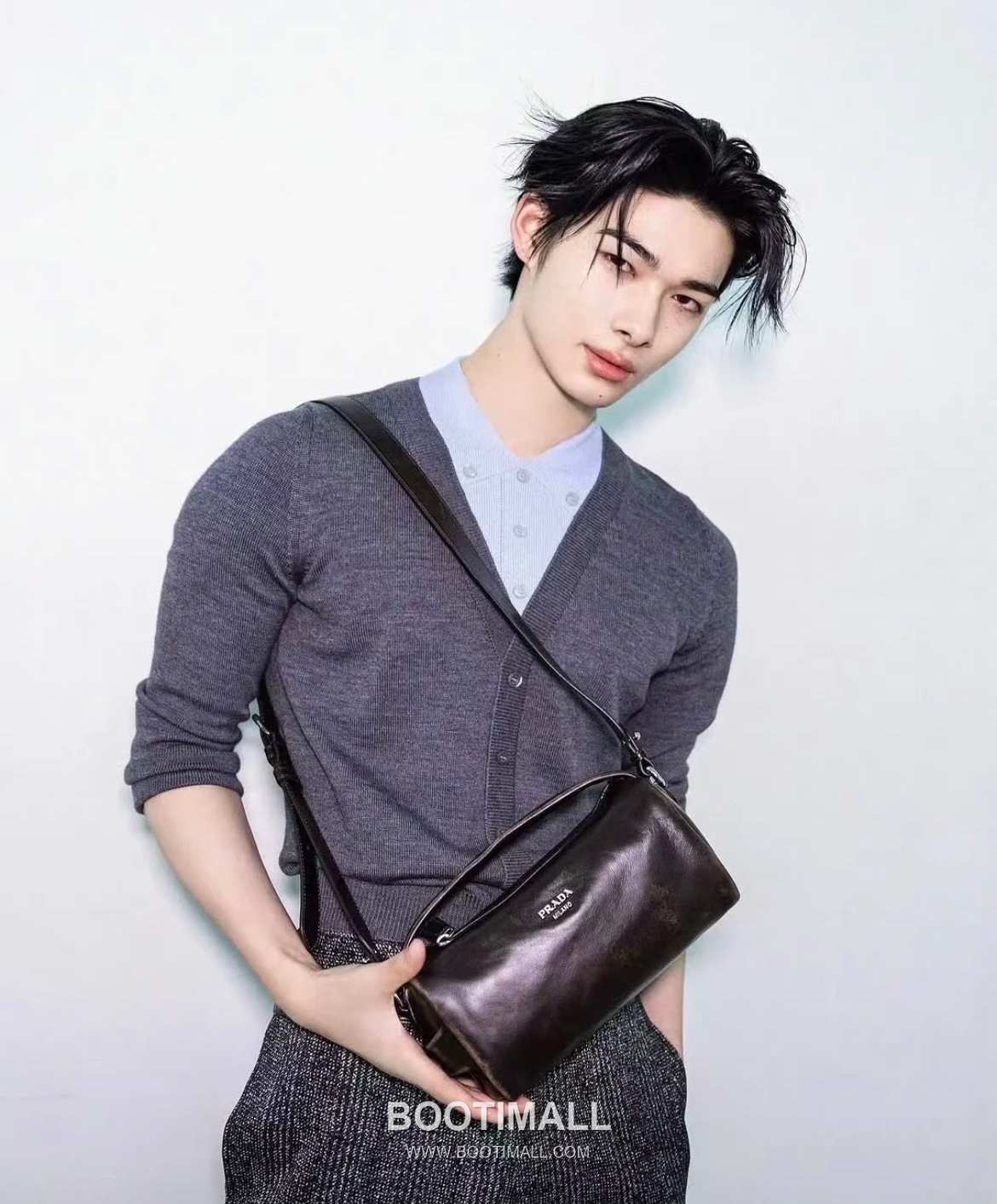 Prada Washed Calfskin Leather Shoulder Tote Bag with Engraved Logo Detail 프라다 워시드 카프스킨 레더 인그레이브 로고 숄더 토트백 P3987660098 24cm 1