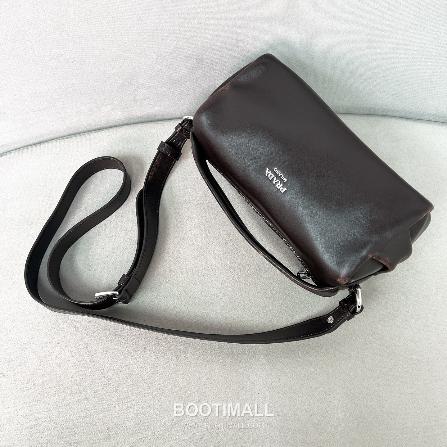 Prada Washed Calfskin Leather Shoulder Tote Bag with Engraved Logo Detail 프라다 워시드 카프스킨 레더 인그레이브 로고 숄더 토트백 P3987660098 24cm 7