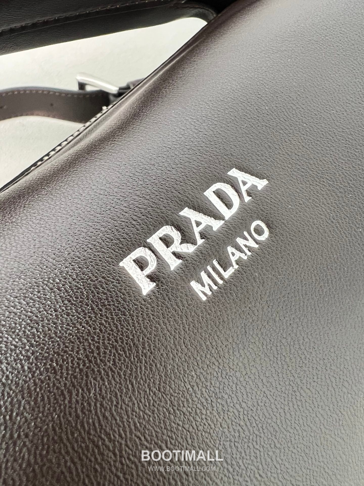 Prada Washed Calfskin Leather Shoulder Tote Bag with Engraved Logo Detail 프라다 워시드 카프스킨 레더 인그레이브 로고 숄더 토트백 P3987660098 24cm 8