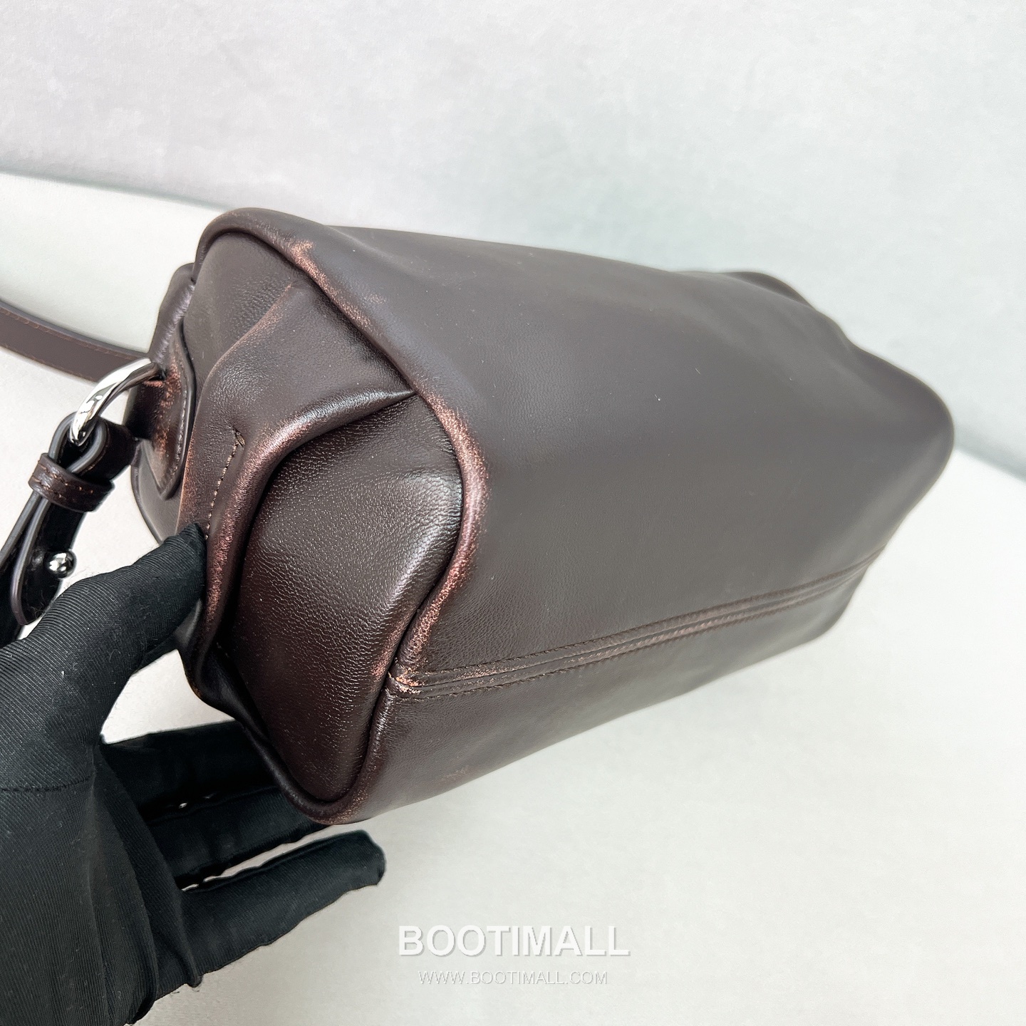 Prada Washed Calfskin Leather Shoulder Tote Bag with Engraved Logo Detail 프라다 워시드 카프스킨 레더 인그레이브 로고 숄더 토트백 P3987660098 24cm 9