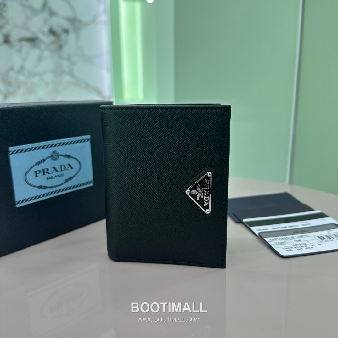 Prada Saffiano Leather Compact Wallet with Zip Coin Pocket Triangle Logo Detail 프라다 사피아노 레더 지퍼 코인포켓 트라이앵글 로고 반지갑 1ML050 11.5cm 1