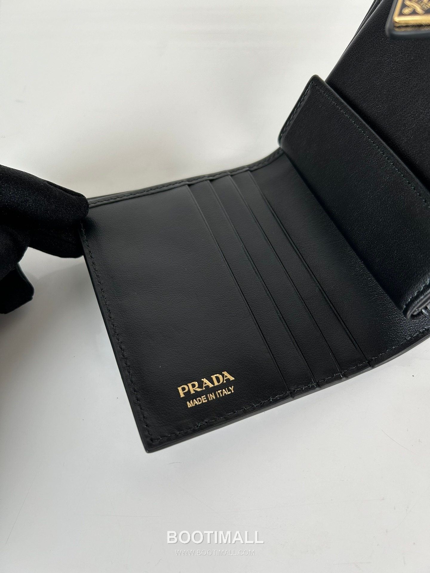 Prada Saffiano Leather Compact Wallet with Triangle Logo Flap Detail 프라다 사피아노 레더 트라이앵글 로고 플랩 반지갑 1MV204 11.2cm 21