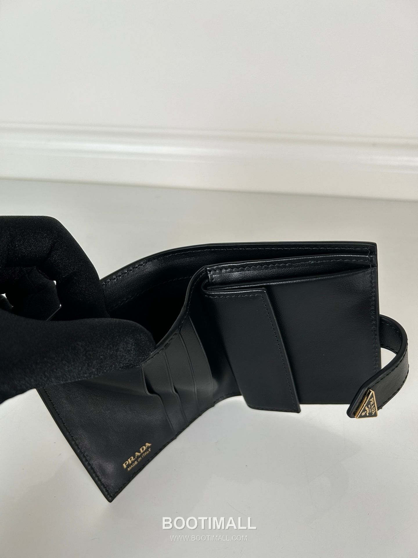 Prada Saffiano Leather Compact Wallet with Triangle Logo Flap Detail 프라다 사피아노 레더 트라이앵글 로고 플랩 반지갑 1MV204 11.2cm 23