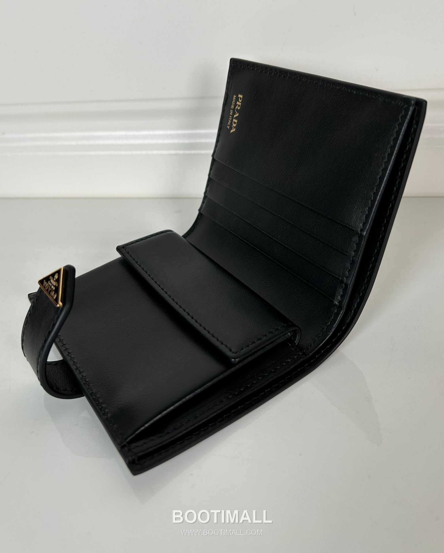 Prada Saffiano Leather Compact Wallet with Triangle Logo Flap Detail 프라다 사피아노 레더 트라이앵글 로고 플랩 반지갑 1MV204 11.2cm 24