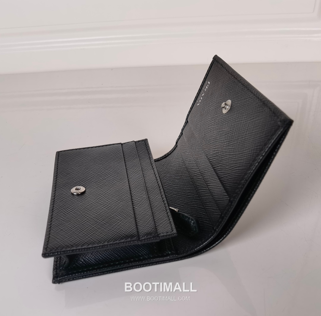 Prada Saffiano Leather Compact Wallet with Snap Closure Zip Pocket Detail 프라다 사피아노 레더 스냅 클로저 지퍼 포켓 반지갑 1MV021 11.2cm 12