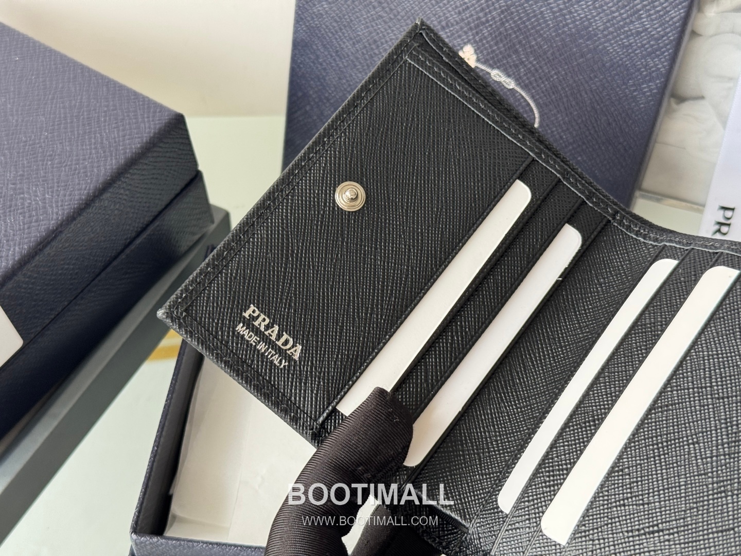 Prada Saffiano Leather Compact Wallet with Snap Closure Card Slot Detail 프라다 사피아노 레더 스냅 클로저 카드슬롯 반지갑 1ML050 10cm 9