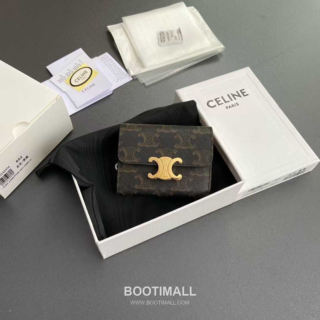 Celine Triomphe Coated Canvas Compact Wallet with Detachable Zip Card Holder Detail 셀린느 트리옹프 코팅 캔버스 탈착 지퍼 카드홀더 반지갑 10L652DS3.04LU653 9.5cm 2