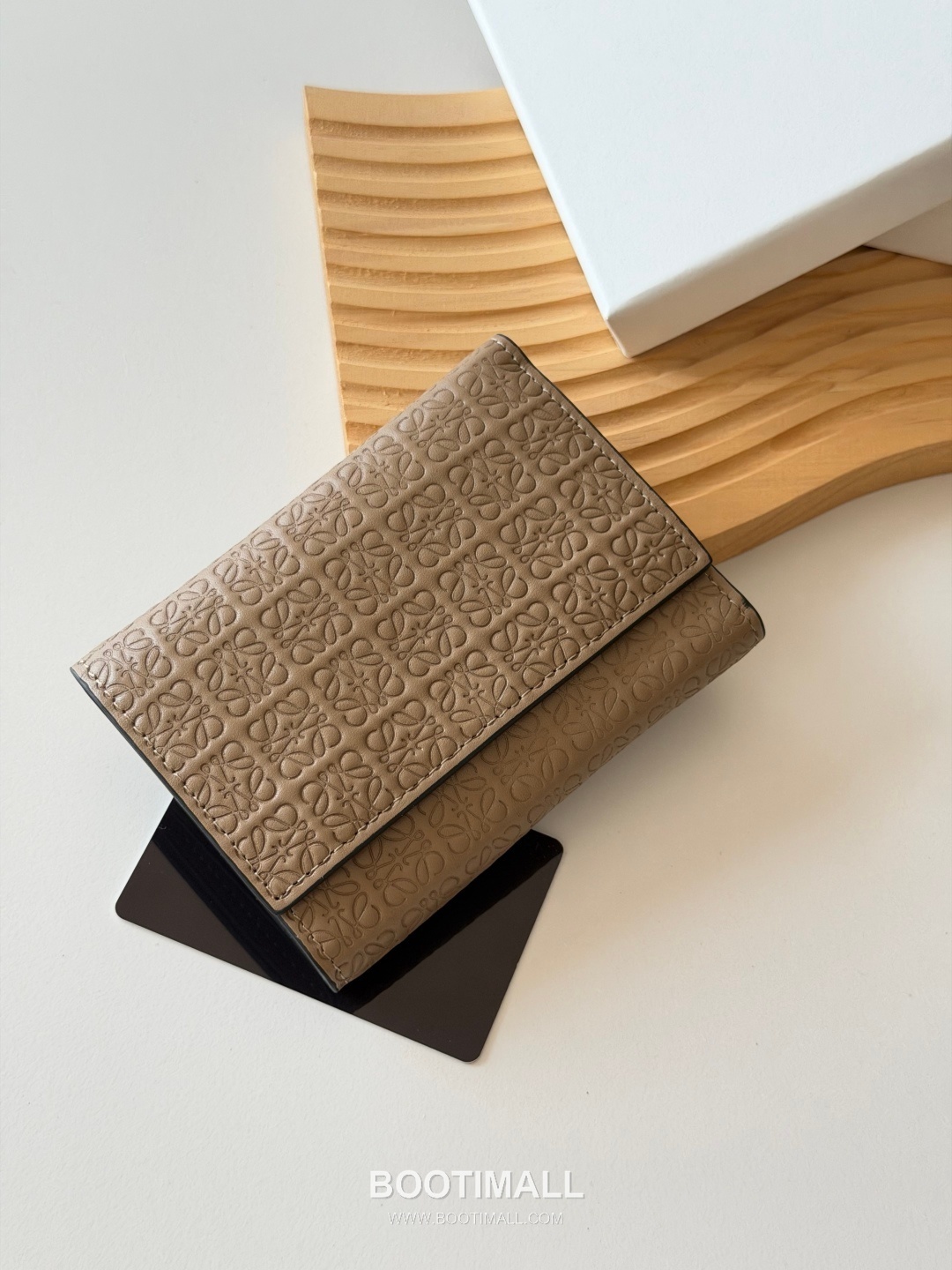 Loewe Tri-Fold Embossed Calfskin Wallet with Zip Coin Pocket Detail 로에베 엠보스드 카프스킨 지퍼 코인포켓 삼단 지갑 L1135 12cm 5