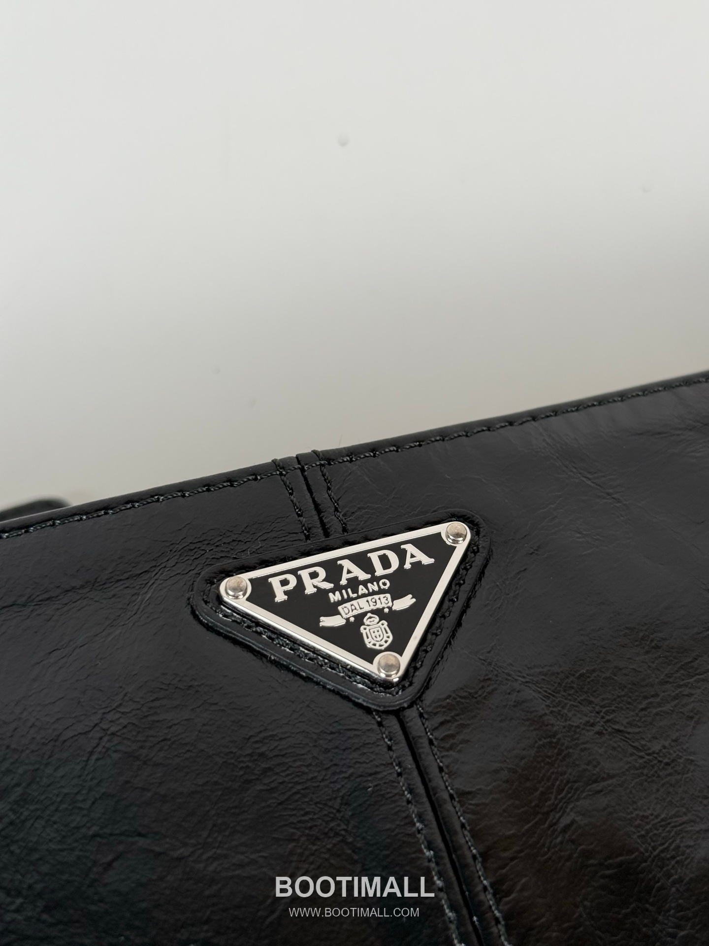 Prada Oiled Wax Leather Clutch Bag with Triangle Logo and Zip Closure 프라다 오일드 왁스 레더 트라이앵글 로고 지퍼 클러치백 2NH006A 28cm 5
