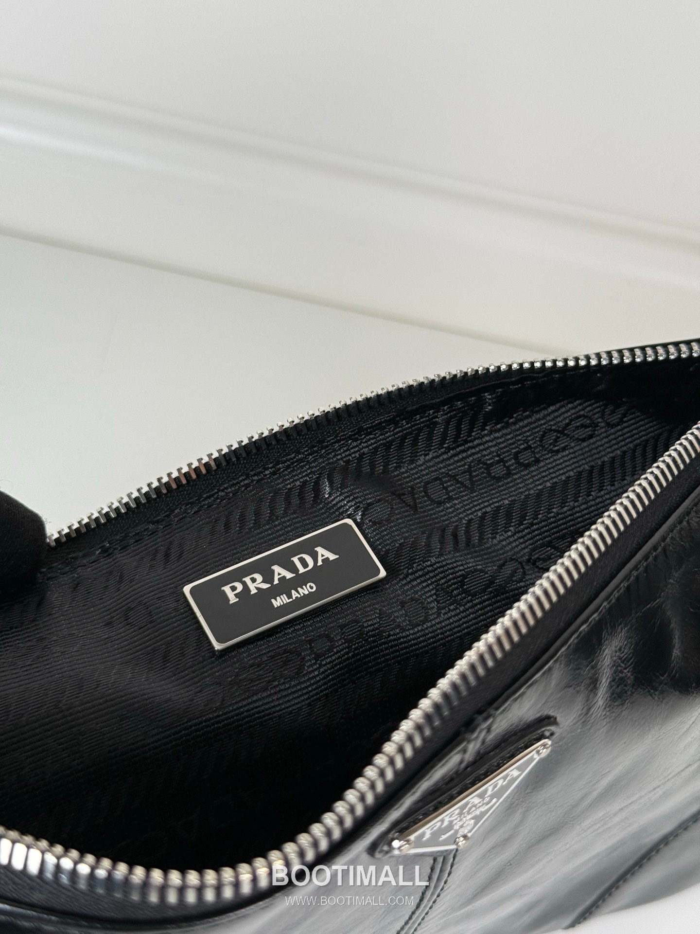 Prada Oiled Wax Leather Clutch Bag with Triangle Logo and Zip Closure 프라다 오일드 왁스 레더 트라이앵글 로고 지퍼 클러치백 2MB052 24cm 8