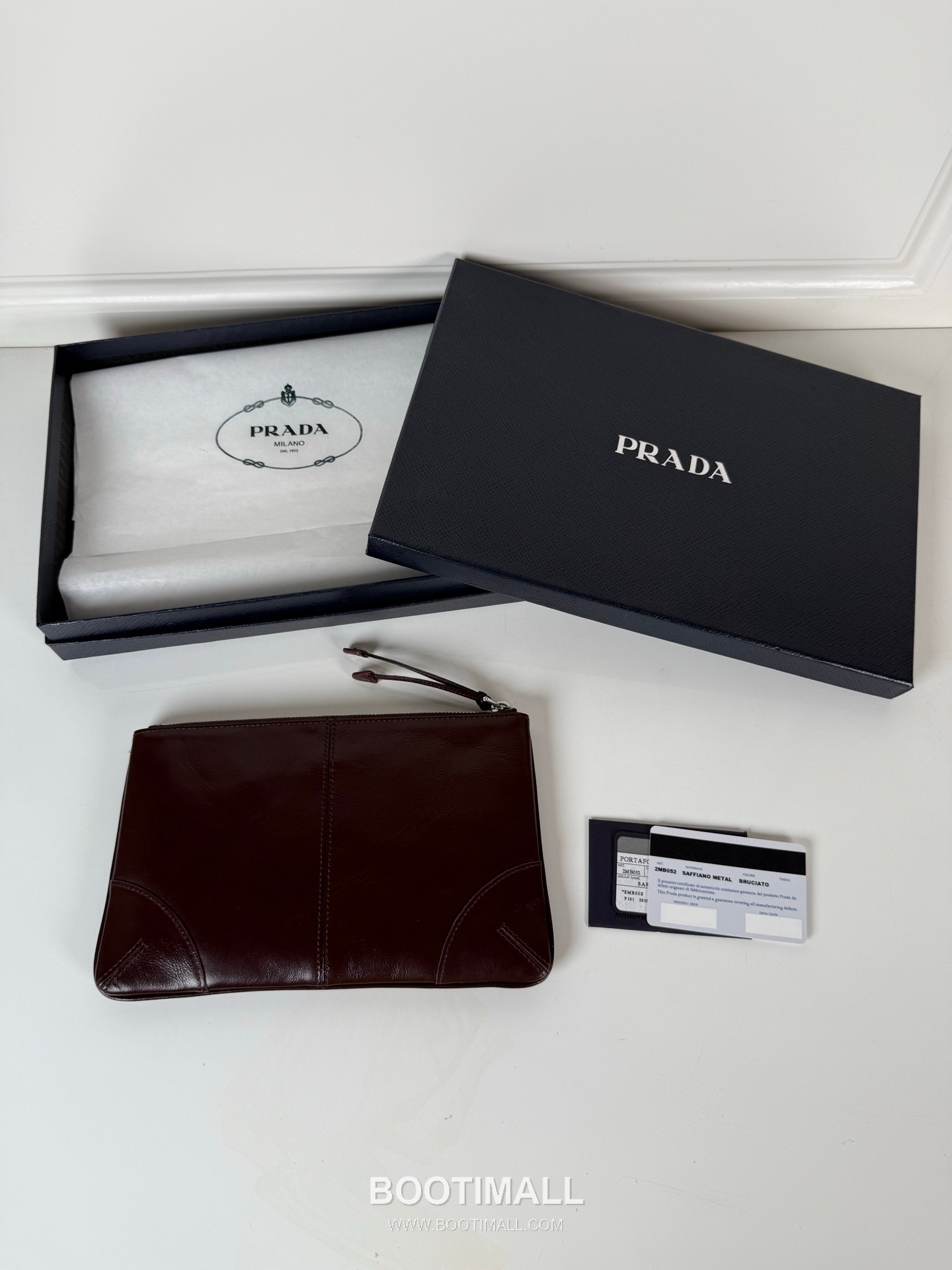 Prada Oiled Wax Leather Clutch Bag with Triangle Logo and Zip Closure 프라다 오일드 왁스 레더 트라이앵글 로고 지퍼 클러치백 2NH006A 28cm 10