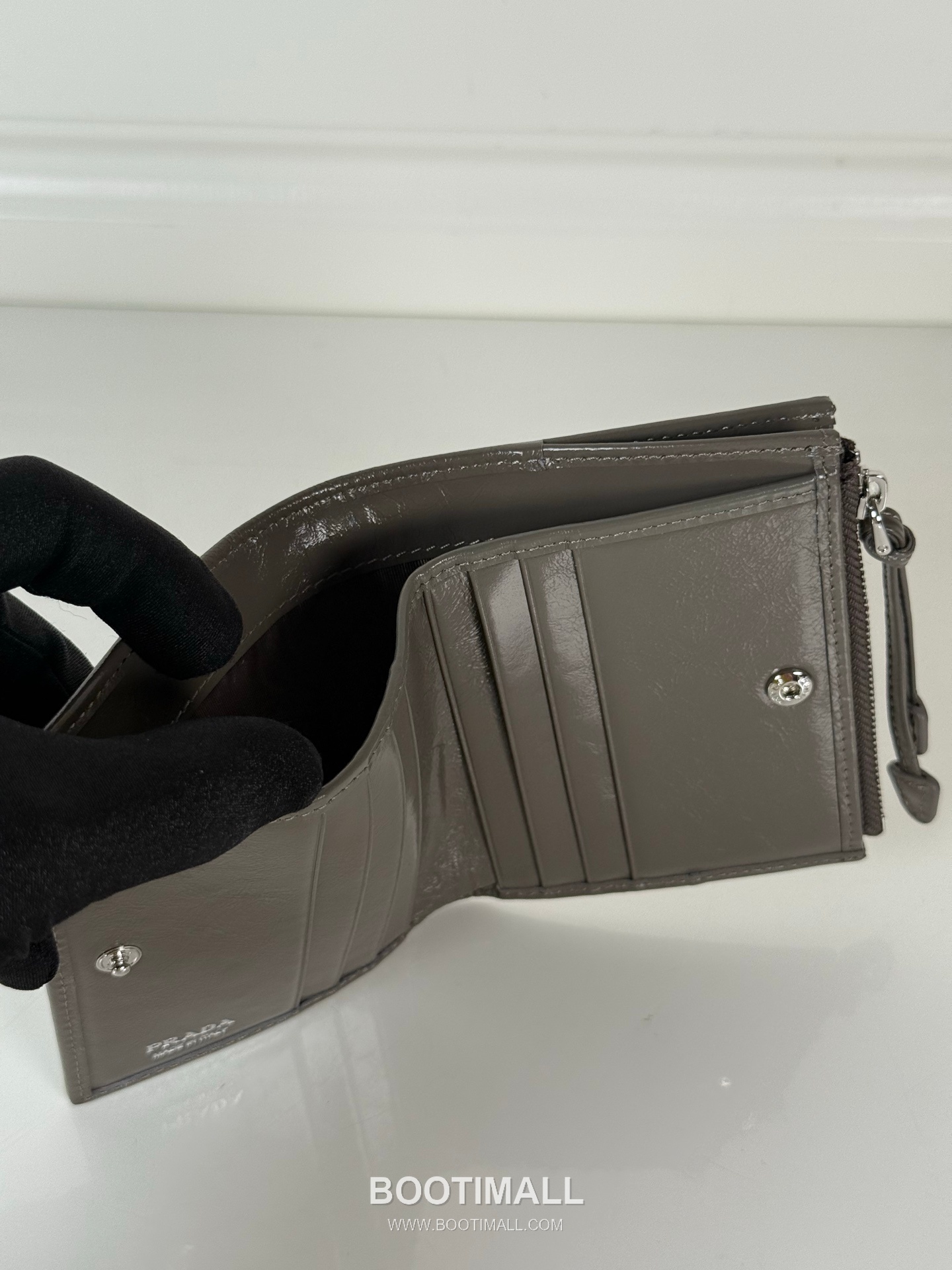 Prada Oiled Wax Calfskin Bi-Fold Wallet with Zip Coin Pocket Multi Slot Detail 프라다 오일드 왁스 카프스킨 지퍼 코인포켓 멀티 슬롯 반지갑 1ML050 11.5cm 7