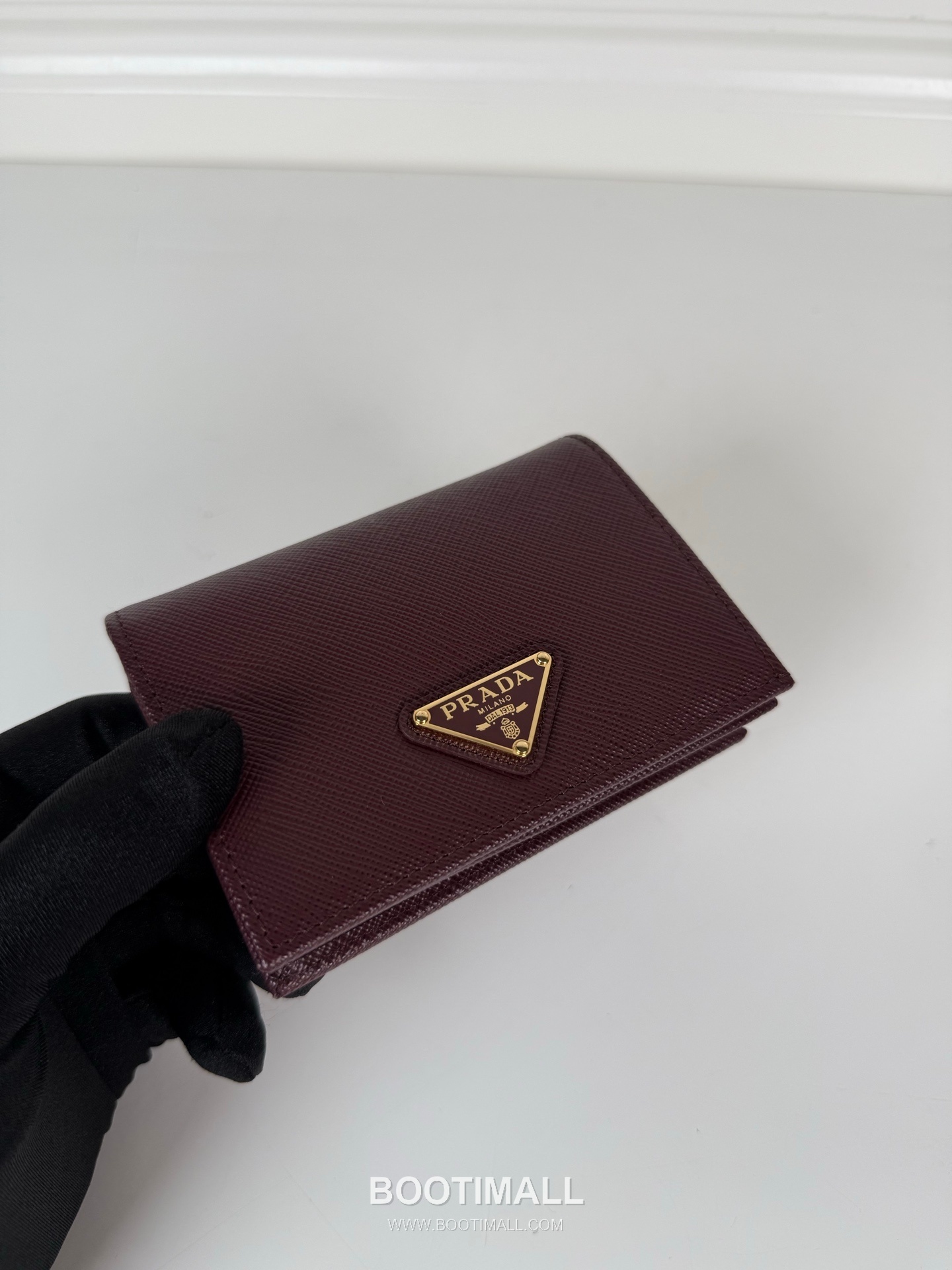 Prada Snap Closure Calfskin Bi-Fold Wallet with Zip Pocket Multi Slot Detail 프라다 카프스킨 스냅 클로저 지퍼 포켓 멀티 슬롯 반지갑 1MV021 11.2cm 4