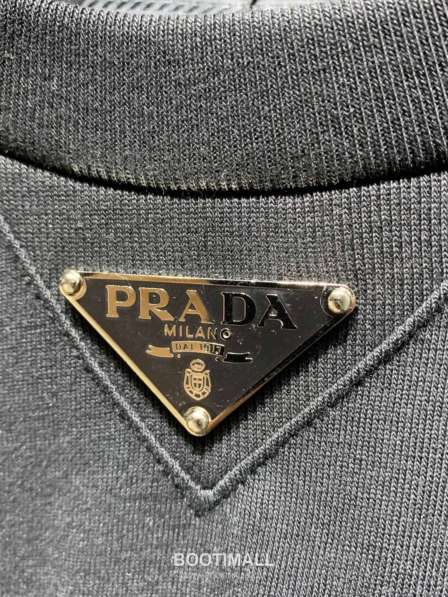 Prada SS26 Enamel Metal Triangle Logo Cotton T-Shirt 프라다 SS26 에나멜 메탈 트라이앵글 로고 코튼 티셔츠 4