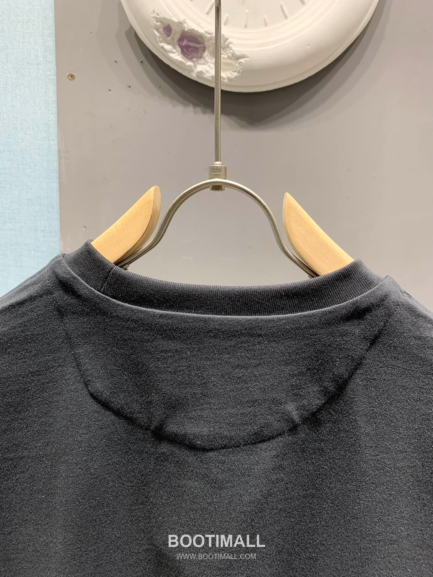 Prada SS26 Enamel Metal Triangle Logo Cotton T-Shirt 프라다 SS26 에나멜 메탈 트라이앵글 로고 코튼 티셔츠 6