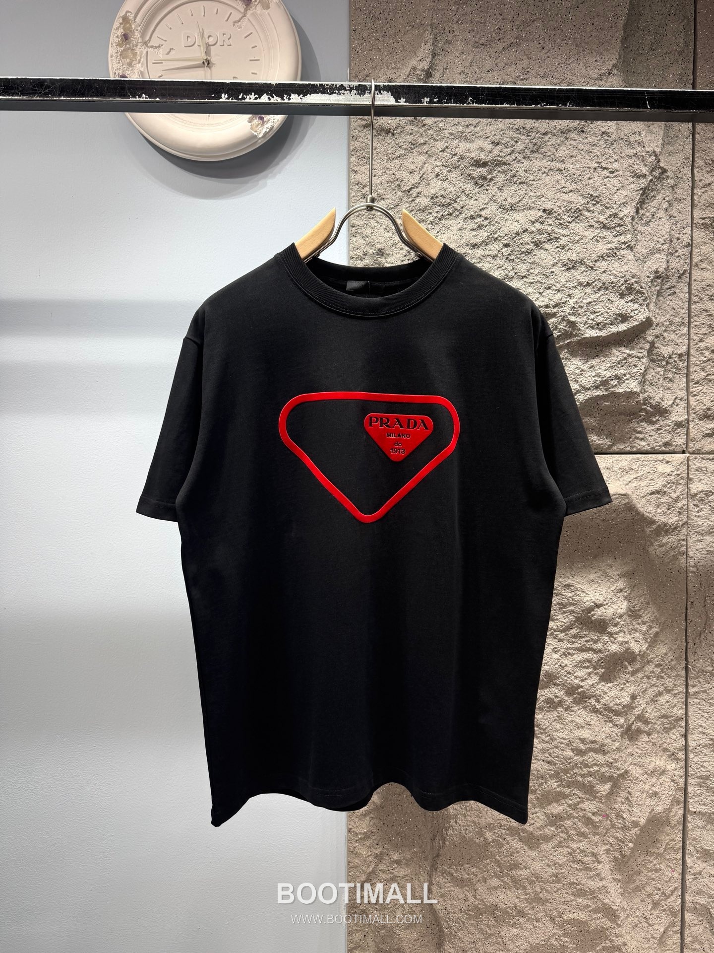 Prada SS26 Flocked Triangle Logo Heavy Cotton T-Shirt 프라다 SS26 플록 트라이앵글 로고 헤비 코튼 티셔츠 SG26217 1