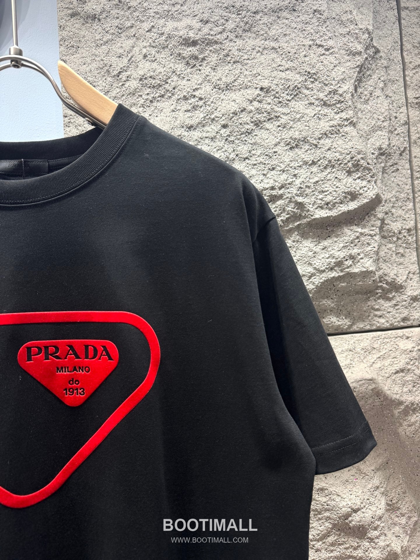Prada SS26 Flocked Triangle Logo Heavy Cotton T-Shirt 프라다 SS26 플록 트라이앵글 로고 헤비 코튼 티셔츠 SG26217 3