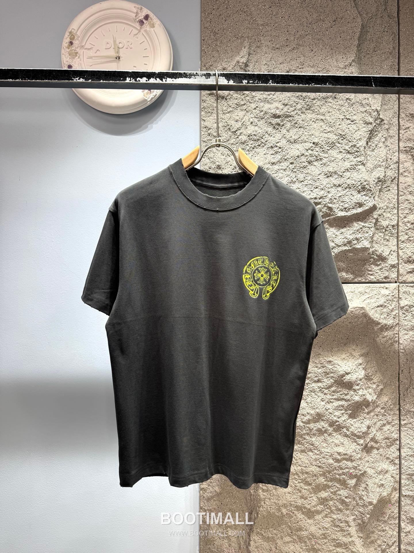 Chrome Hearts SS26 Distressed Horseshoe Discharge Print Cotton T-Shirt 크롬하츠 SS26 디스트로이드 호스슈 프린트 코튼 티셔츠 XL13501 1